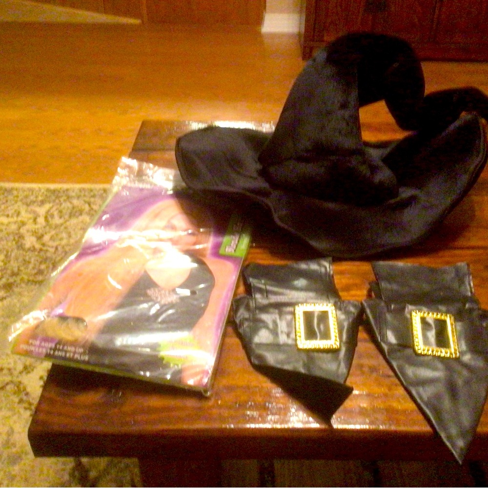 Witches hat, wig and shoe covers